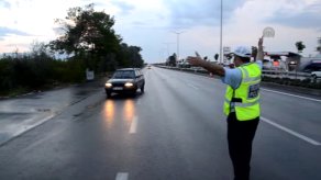 Polis sürücüleri iftar için durdurdu