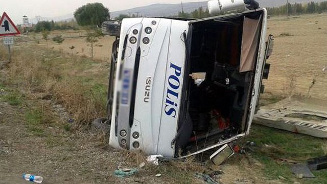 Çevik Kuvvet Otobüsü Devrildi! 2'si Ağır 3 Polis Yaralı