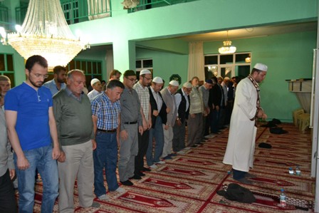 Hatimli teravih namazı kılınıyor