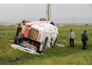 Muş'ta ambulans devrildi: 1 ölü, 4 yaralı
