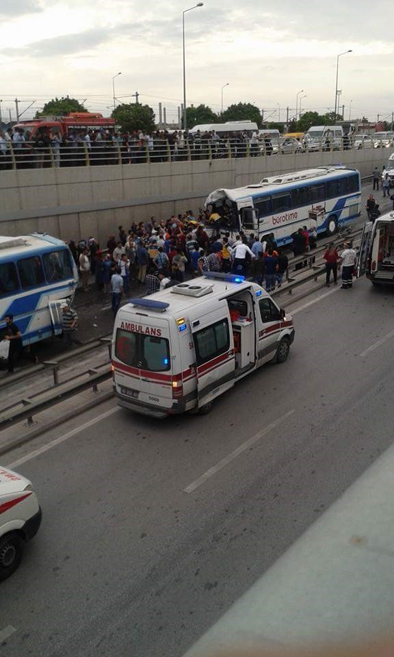 İki servis otobüsü ile minibüs birbirine girdi: 36 yaralı