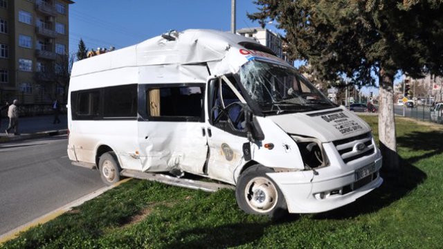 Öğrenci Servisi TIR'la Çarpıştı: 3 Ölü, 7 Yaralı