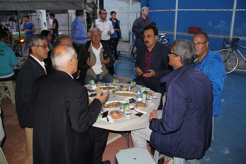 Ersöz, iftarını personelle açtı