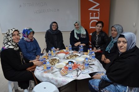 KADEM üyelerine iftar verdi