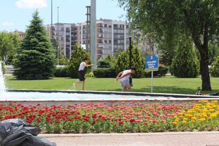 Süs havuzunda tehlikeli oyun