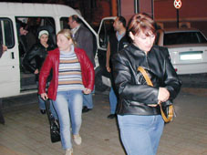 Sınır dışı edilmemek için evlenmiş
