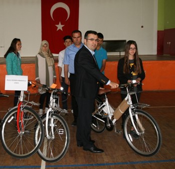 Öğrencilere bisiklet dağıtıldı