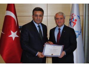 Gençlik ve Spor Bakanlığı Müsteşarı Özçelik,  ikinci diplomasını aldı