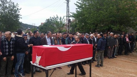 Polis memuru toprağa verildi