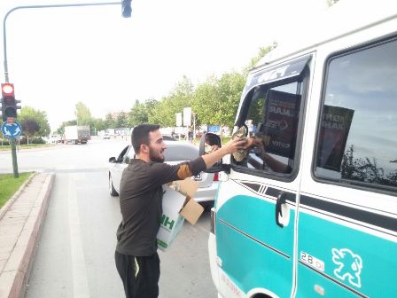 İHH iftara yetişemeyenlere kumanya dağıttı
