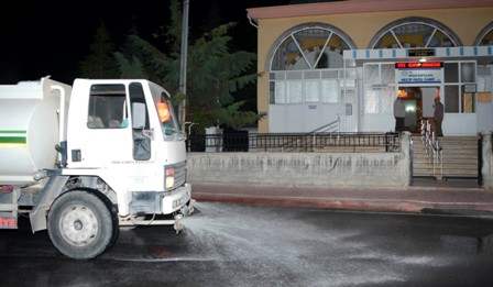 Cami çevreleri gül suyuyla yıkanıyor