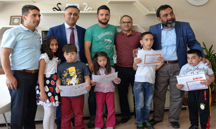 Ömer Ali, karne dağıttı