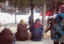 "Başörtülü isen ASLA giremezsin"