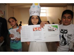 Suriyeli ve Iraklı çocukların karne sevinci