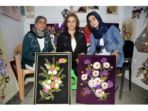 Savaş mağduru kadınlar el becerilerini sergiliyor