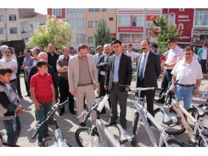 Sarıkaya'da öğrencilere bisiklet dağıtıldı