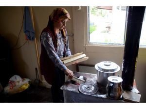 Kars'ta evlerde hala soba yakılıyor