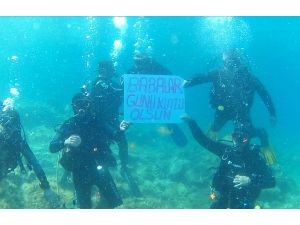 Su altında "Babalar Günü" kutlaması