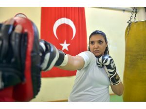 Kick boksçu Neval Çavcı'nın hedefi büyük