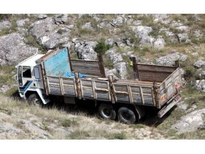 Eskişehir'de kamyon şarampole devrildi: 2 yaralı