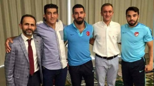 Arda Turan ve Volkan Şen teravih namazı kıldı