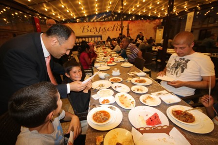 Yetim çocuklara iftar