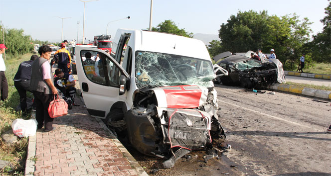 Erzincan'da minibüs ile otomobil çarpıştı: 26 yaralı