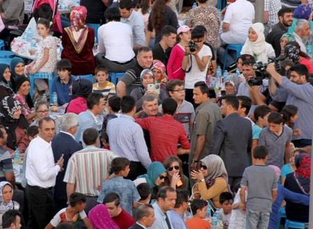 Binlerce yetim kardeşlik iftarında buluştu