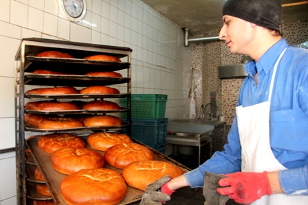 Odun ateşinde pişen pide tercih ediliyor