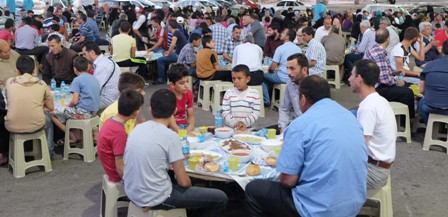 Suriyeli mülteciler iftarda buluştu