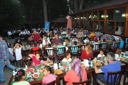 Huzurevi sakinleri iftarda