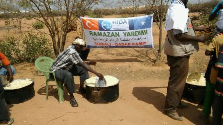 Mülteci kampına ramazan yardımı