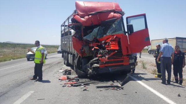 Konya'da kamyon otobüse çarptı
