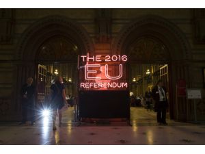 Birleşik Krallık'ta seçmen AB'den çıkma kararı verdi