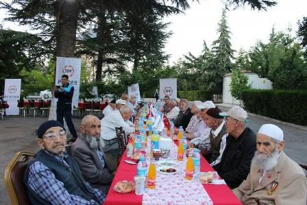 PERDER yaşlılarla iftar yaptı