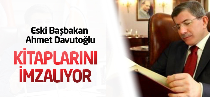 Ahmet Davutoğlu kitaplarını imzalıyor