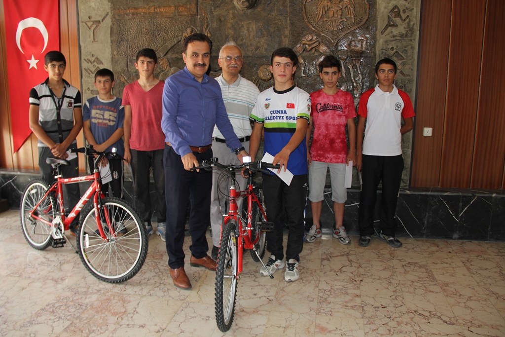 Bisikletçiler ödüllendirildi