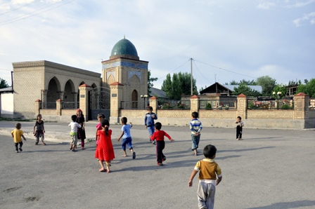 Kırgızistan'da İmam Serahsi Türbesi ramazanda çocuklara emanet