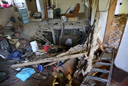 Bayburt'ta kerpiç ev çöktü: 2 yaralı