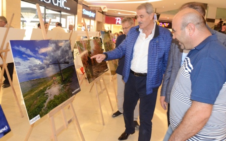 Engelleri aştı, fotoğraflarıyla vatandaşları büyüledi