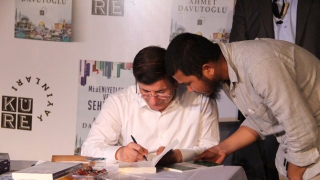 Davutoğlu orucunu kitapseverlerle açtı