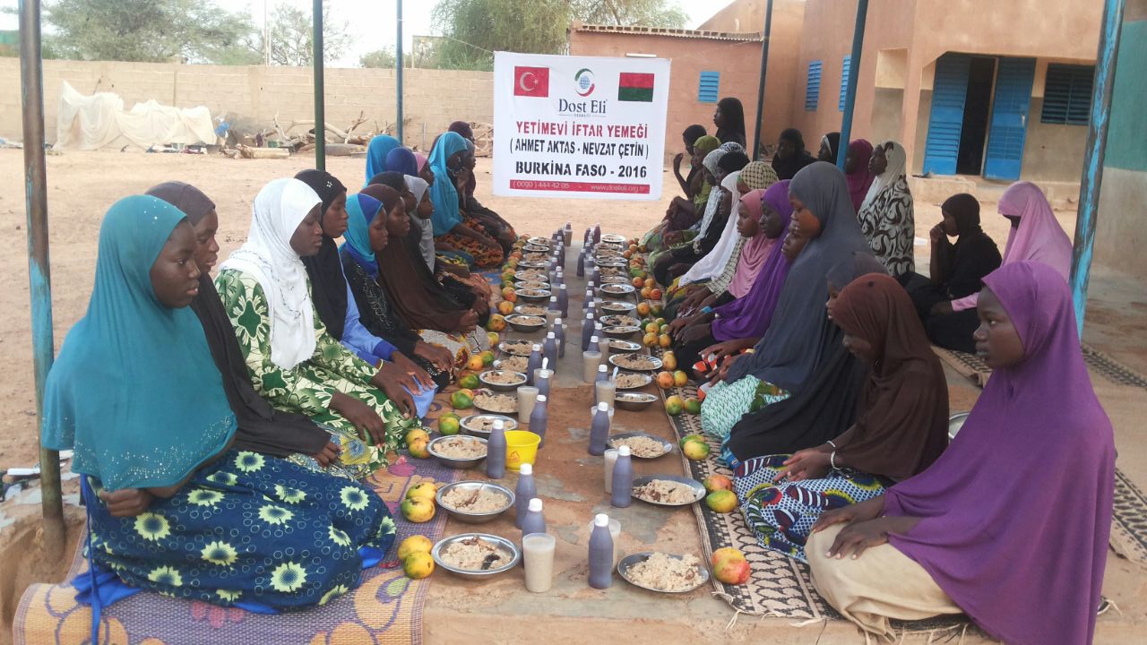 Burkina Faso' da 1500 Yetim Çocuğa İftar Sofrası Kuruldu
