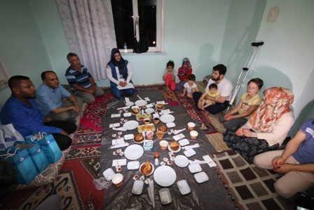 Özaltun, Suriyeli Aileyle Sahur Yaptı