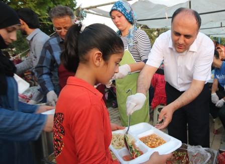 Her gün bin kişi iftarını yapıyor