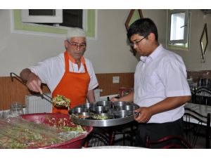 Yaşlı ve kimsesizlerin sofralarına iftar servisi