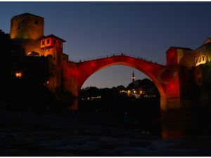 Mostar Köprüsü kırmızı beyaz renklere büründü