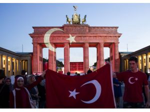 Tarihi Bandenburg Kapısı Türk bayrağı renklerine büründü