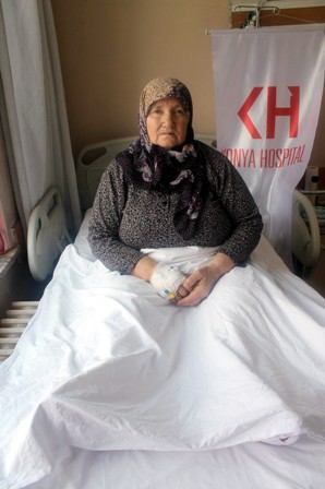 Dizlerine takılan protezle yeniden yürüyebilecek