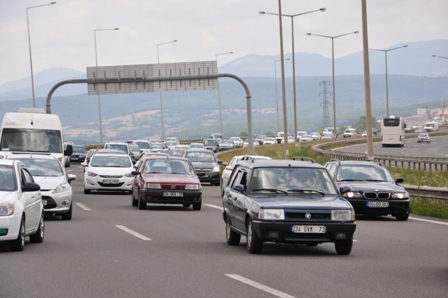 Yanan tır nedeniyle TEM'de uzun araç kuyruğu