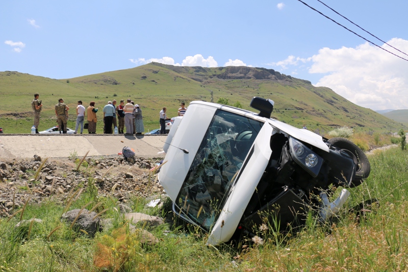 Erzurum'da minibüs şarampole devrildi: 17 yaralı